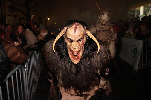 Schön brav zwischen den Gittern durch, Hunderte Krampusse in Köflach | Foto: Cescutti