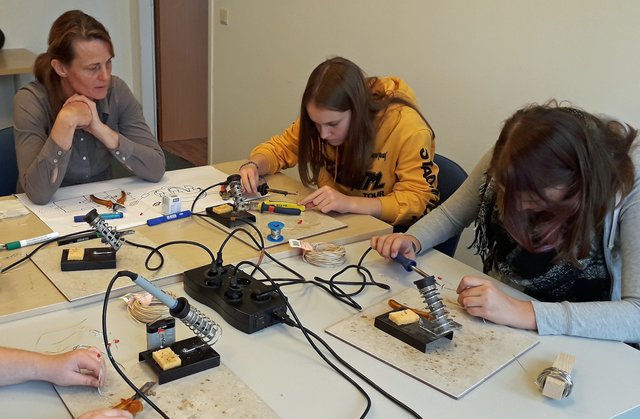 Beim Mädchen-Technik-Tag testeten Schülerinnen der SWT Mödling ihre Fähigkeiten in technischen Berufen