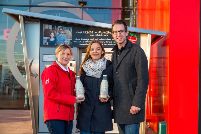 Familie Pickl vom meizenzi Bauernhof vor dem neuen Milchautomaten in Wels.