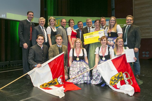 Das Landjugend-Wissensbrettspiel „Streifzüge durchs Salzburger Land“ der Landjugend Salzburg wurde bei der Bundesprojektprämierung mit Gold prämiert.
Im Bild das strahlende Projektteam mit den Ehrengästen v.l.n.r. Bundesoleiter der Landjugend Österreich Alexander Bernhuber, Präsident der LK Salzburg Franz Eßl, Abgeordnete zum Salzburger Landtag Elisabeth Huber, Präsident der LK Österreich Josef Moosbrugger, Bundesleiterin der Landjugend Österreich Helene Binder, Kammeramtsdirektor der LK Salzburg Nikolaus Lienbacher, Landesrat Josef Schwaiger, Präsident der LK Steiermark Franz  Titschenbacher, Leiter der Sektion Landwirtschaft und ländlichen Entwicklung  im Bundesministerium für Nachhaltigkeit und Tourismus Johannes Fankhauser
 | Foto: Foto-Copyright: Wild &amp; Team  Abdruck bei Namensnennung honorarfrei. 