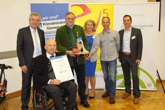 Bürgermeister Josef Haberl und Gemeinderat Engelbert Kremshofer von der Gemeinde Ottendorf durften die Auszeichnung für kommunalen Klimaschutz entgegen nehmen. | Foto: Klimabündnis