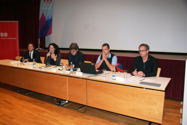 Öffi-Treff im Landecker Stadtsaal: René Zumtobel (ÖBB), LHStv. Ingrid Felipe, VVT-GF Alexander Jug, Mobilitätsplaner Markus Kathrein und Bgm. Wolfgang Jörg (v.l.).