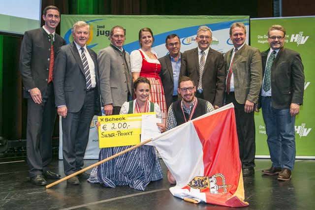 Die Landjugend Pfarrwerfen nimmt mit Freude und Stolz die Silbermedaille für das Projekt „Auch mit Beeinträchtigung kreativ und hoch zu Ross“ entgegen. Die Ehrengäste freuen sich mit Projektleiterin Selina Schönhart und Ortsgruppenobmann Benedikt Weißacher. V.l.n.r. Bundesoleiter der Landjugend Österreich Alexander Bernhuber, Präsident der LK Salzburg Franz Eßl, Abgeordnete zum Salzburger Landtag Elisabeth Huber, Präsident der LK Österreich Josef Moosbrugger, Bundesleiterin der Landjugend Österreich Helene Binder, Kammeramtsdirektor der LK Salzburg Nikolaus Lienbacher, Landesrat Josef Schwaiger, Präsident der LK Steiermark Franz  Titschenbacher, Leiter der Sektion Landwirtschaft und ländlichen Entwicklung  im Bundesministerium für Nachhaltigkeit und Tourismus Johannes Fankhauser | Foto: Foto-Copyright: Wild &amp; Team Abdruck bei Namensnennung honorarfrei. 