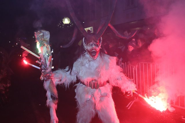 So manche Krampusgruppe zeigte eine Feuershow und heizte den Besuchern ein. | Foto: Cescutti