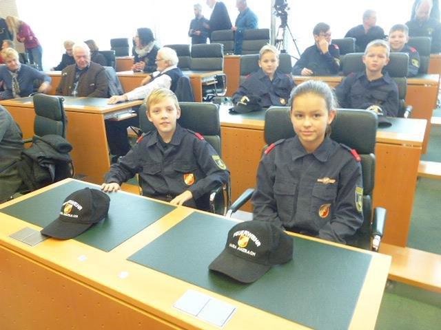 Auf den Abgeordnetensesseln im Landtag. | Foto: FF Maria Anzbach