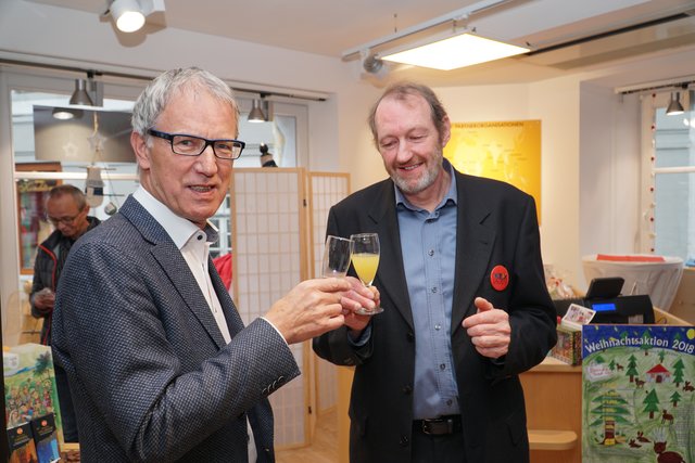 Bgm. Luis Oberer und Harald Urschitz stießen auf das Geschäft an. | Foto: Reichel