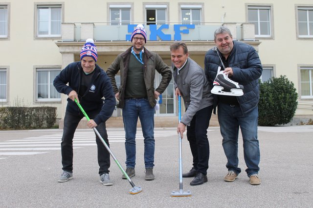 SKF im Eisfieber: Kurt Haslinger (Arbeiter-Betriebsrat), Philipp Eichinger (CC Steyr), Geschäftsführer der SKF Österreich AG in Steyr Franz Hammelmüller und Leopold Seylehner (Angestellten-Betriebsrat; v. l.). | Foto: Auer