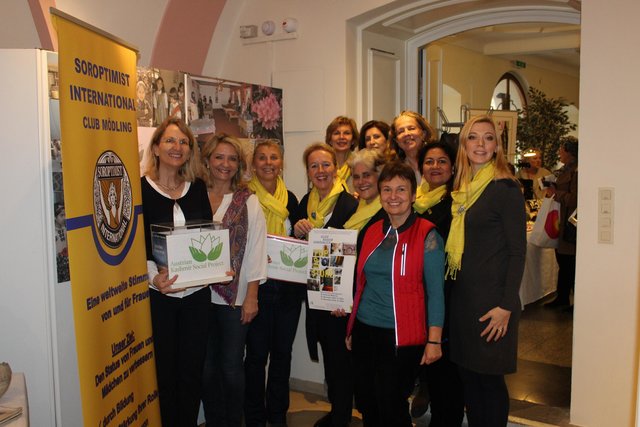 Dr. Johanna Preinsdorfer, Obfrau des Austrian Kashmir Social Projects, StRin Roswitha Zieger, Sabina Gurresch-Kainz Präsidentin und die Veranstalterinnen des Soroptimist Club Mödling freuten sich über zahlreiche Gäste beim Pop-Up-Store | Foto: Johanna Preinsdorfer, ZVG