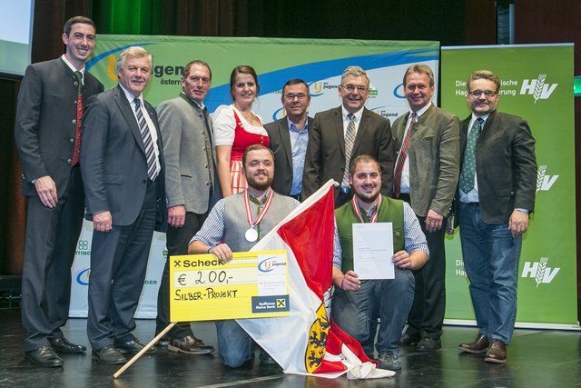 Die Landjugend Mattsee freut sich über den großartigen Erfolg bei der Bundesprojektprämierung. Im Bild die Projektleitung Florian Brandhuber und Florian Roider mit den Ehrengästen. V.l.n.r. Bundesoleiter der Landjugend Österreich Alexander Bernhuber, Präsident der LK Salzburg Franz Eßl, Präsident der LK Österreich Josef Moosbrugger, Bundesleiterin der Landjugend Österreich Helene Binder, Kammeramtsdirektor der LK Salzburg Nikolaus Lienbacher, Landesrat Josef Schwaiger, Präsident der LK Steiermark Franz  Titschenbacher, Leiter der Sektion Landwirtschaft und ländlichen Entwicklung  im Bundesministerium für Nachhaltigkeit und Tourismus Johannes Fankhauser | Foto: Foto-Copyright: Wild &amp; Team Abdruck bei Namensnennung honorarfrei. 