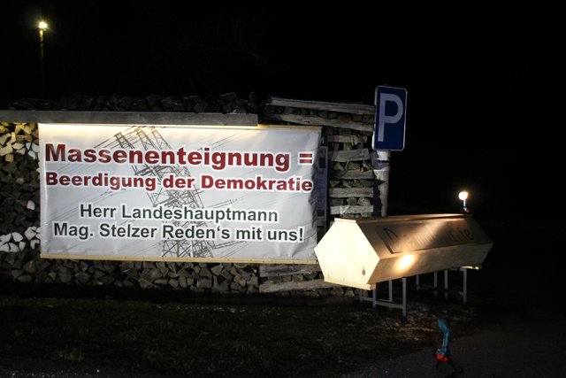 Mit diesem Transparent warteten ca. 60 Mitglieder der Schutzgemeinschaft beim Loryhof in Wippenham auf Landeshauptmann Thomas Stelzer.