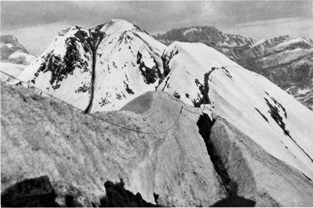 Der Col di Lana vor der Sprengung: Die schwarze Spur in der Schlucht stammt vom abgeworfenen Sprengschutt des nicht rechtzeitig fertiggestellten österreichischen Gegenstollens. | Foto: Archiv Adolf Staufer