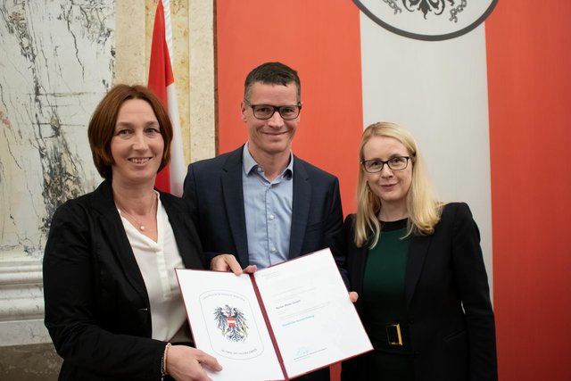 Agnes und David Reiter nahmen das Bundeswappen  von Wirtschaftsministerin Schramböck entgegen. | Foto: Philipp Hartberger