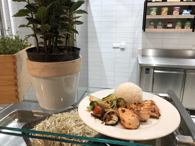 Lachs mit Gemüte und Reis - im Quartier Sechs wird (fast) alles frisch zubereitet.