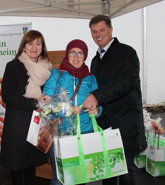 Schlüssel und ein Geschenk für die neue Mieterin Elisabeth Mühlberger
