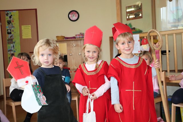 Sophia, Laura und Tobias vom Wiki-Kindergarten Vasoldsberg freuen sich auf den Nikolaustag. | Foto: Edith Ertl