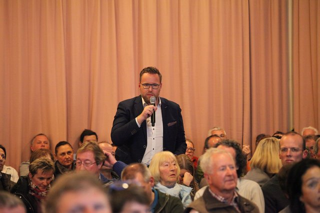 Wilfried Lechner am Mikro. Befriedigende Antworten blieben aus.