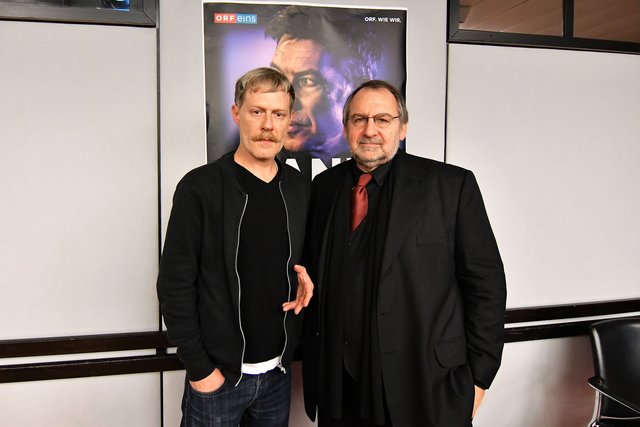 Die Wiener Schauspieler Andreas Lust (links) und Wolf Bachofner stehen für den Landkrimi "Achterbahn" gemeinsam vor der Kamera. | Foto: Markus Spitzauer