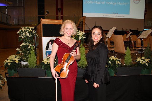 Konzertmeisterin Zsuzsanna Kiss und Mariya Katsarova.