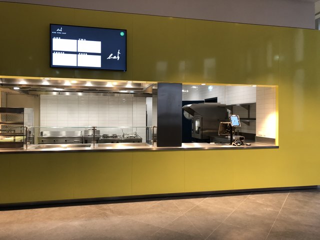 Im Streetfood-Bereich "One Two Eat" steht alle drei Monate ein anderer Gastkoch am Herd, den Start macht Poutine. 