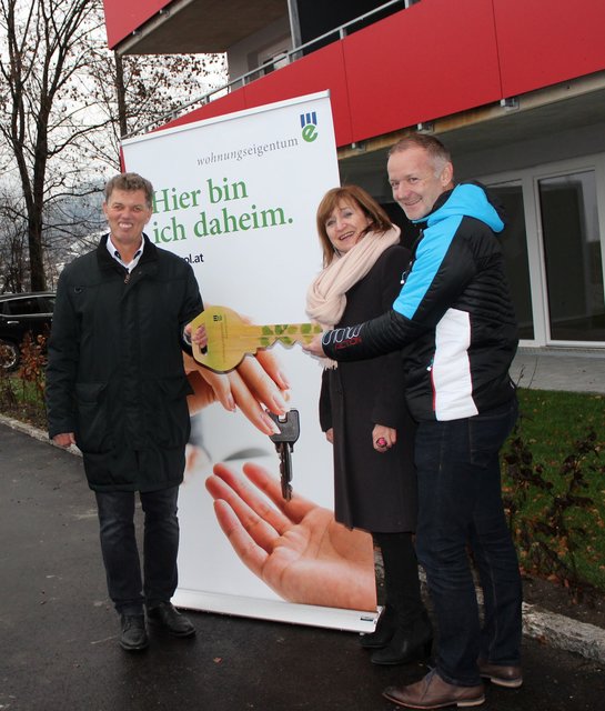 von li.: WE GF Walter Sojer, LR Beate Palfrader und Bgm. R. Flörl bei der Schlüsselübergabe der 50 Wohnungen in Kössen.