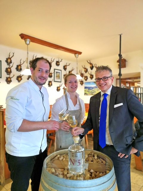 "Unser Teufl" zu Gast im Melktal: Stefan Hueber, Silvia Aigner und August Teufl im Dorfwirtshaus in St. Georgen an der Leys.