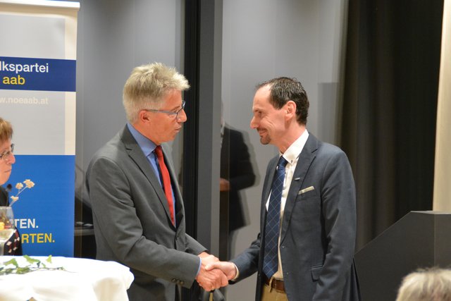 Führungswechsel beim Arbeitnehmerbund in Scheibbs: Bankstellenleiter Martin Luger (r.) übernimmt beim Stadttag im Landesklinikum das Amt des Obmanns von Johannes Hofmarcher (l.).