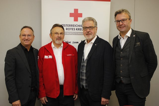 Landesgeschäftsleiter Erich Haneschläger, Rotkreuz-Markt-Mitarbeiter Siegfried Holzer, OÖ. Rotkreuz-Präsident Walter Aichinger und Landesgeschäftsleiter-Stv. Thomas Märzinger (v. l. n. r.).