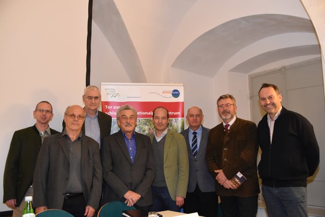 Nationalparkforum 2018: Direktor Carl Manzano (3.v.li.) mit den Nationalparkbeiräten Johann Feigl und Walter Neumayr, Bundesforste-Geschäftsführer Gerald Oitzinger, Forstleiter der Stadt Wien, Alexander Faltejsek, und den Bürgermeistern Johann Mayer und Rudolf Makoschitz. | Foto: Potmesil