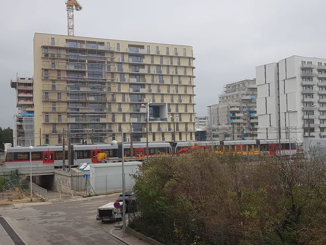 Hunderte Wohnungen werden bald in unmittelbarer Nähe zur Station Erlaaer Straße fertig. Reflektieren sie den Lärm der U-Bahn?