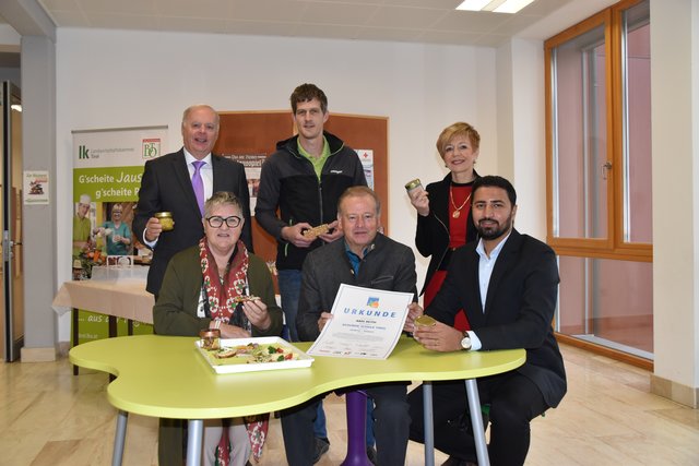 TGKK-Obmann Werner Salzburger, Caterer Günter Brandstetter und Bezirksschulinspektorin Andrea Weiskopf (hinten, v.l.) mit Marianne Mayr (BVA), Bürgermeister Johann Thaler und Schulleiter Emre Ünlü (vorne v.l.) beim Lokalaugenschein in der gesunden Schule in Reith. | Foto: Fluckinger