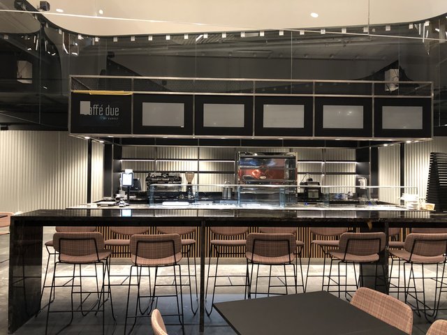 Im Erdgeschoß lädt die Kaffeebar "Caffè Due" zu italienischen Snacks oder Süßspeisen der hauseigenen Patisserie ein.