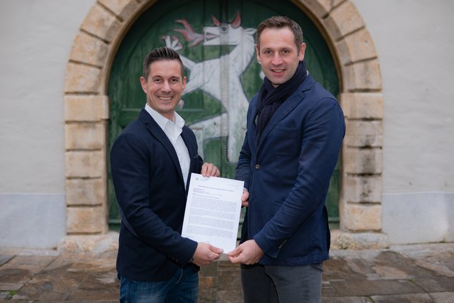 Ziehen an einem Strang für Bezirkswappen: Landtagsabgeordneter Günter Wagner (l.) und Gemeinderat Armin Sippel.