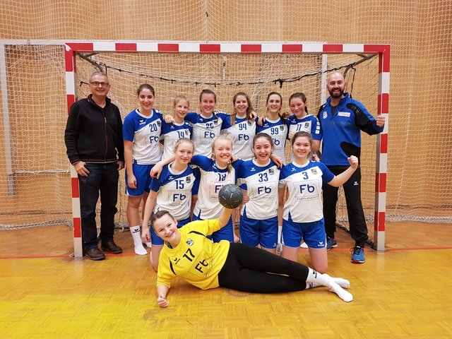 Die erfolgreiche Mannschaft der Mädchen U15 des HC Weiz mit Ihren Betreuern | Foto: HC Weiz