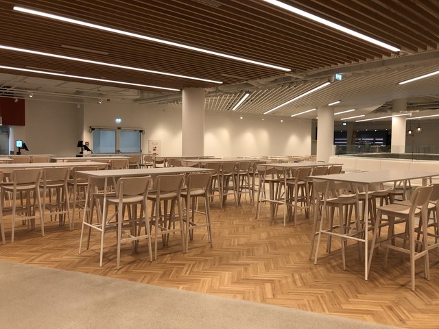 Das erste Stockwerk bietet zahlreiche Sitzplätze