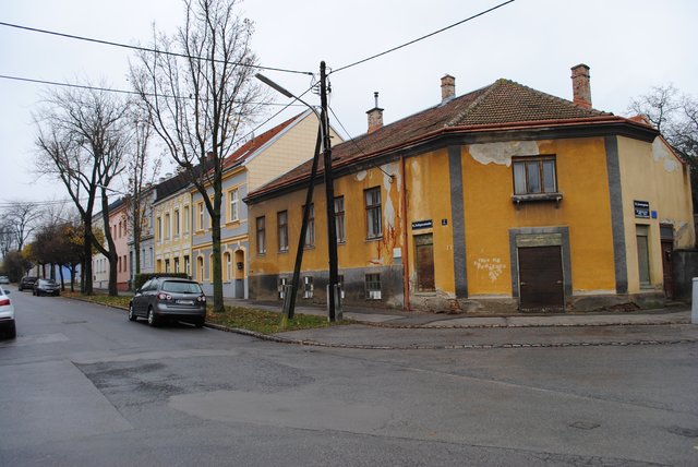 Das verfallene Haus (ganz rechts) in der Fabiganstraße 2 soll abgerissen und durch ein neues Mehrparteienhaus ersetzt werden. | Foto: Brunnbauer