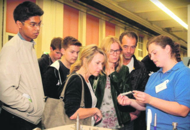 Tanja Loidolt, Lehrling im dritten Jahr, zeigte den interessierten Besuchern, was eine Zerspanungstechnikerin kann.