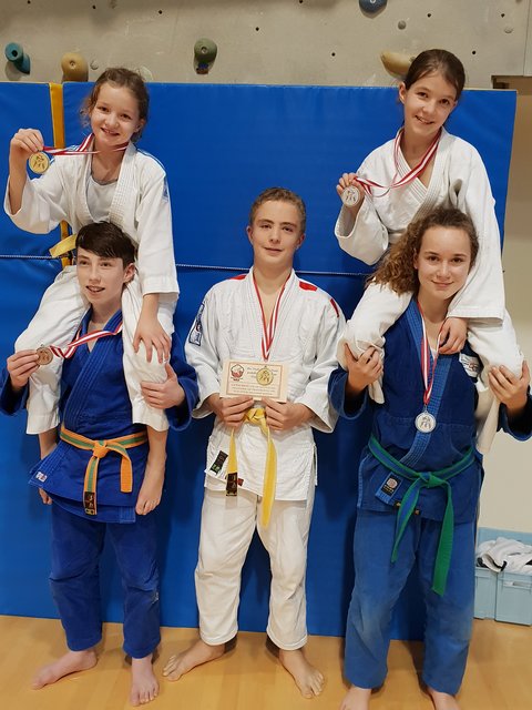 Zwei erste Plätze, zwei zweite Plätze und ein dritter Platz, das ist die Bilanz der Reuttener Judokas beim 2. Tirol Cup in Kirchberg.