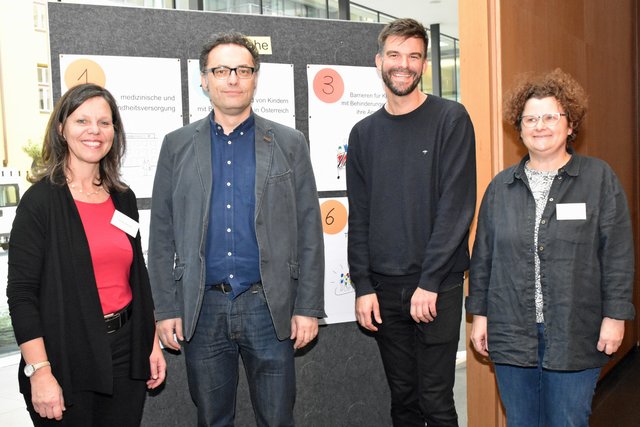 v.li. Isolde Kafka (Vorsitzende Tiroler Monitoringausschuss), Volker Frey (stv. Schriftführer Monitoringausschuss des Bundes), Tobias Büchner (Monitoringausschuss des Bundes) und Petra Flieger (Unterstützerin Jugendgruppe) bei der Premiere der gemeinsamen öffentlichen Sitzung des Tiroler Monitoringausschusses und dem Monitoringausschuss des Bundes. | Foto: © Land Tirol/Reichkendler