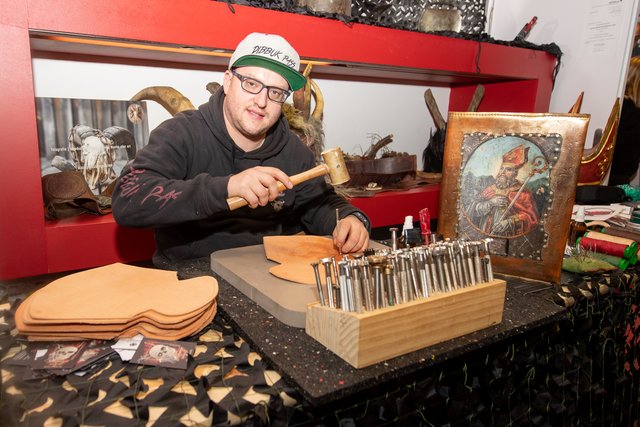 Tausendsassa: Berufsfotograf und Hobbykrampus Klaus Pressberger hat mittlerweile auch eine eigene Werkstatt, in der er Lederarbeiten ausführt. | Foto: Pressberger