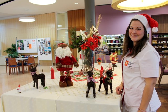 Pflegeassistentin Melanie Berthold verkleidet sich bei der Weihnachtsfeier immer als Christkind. Am 24.12. macht sie heuer Dienst bis 18 Uhr.