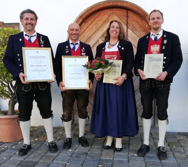 Walter Schlemaier und Manfred Döttlinger (Verdienstzeichen in Grün), Ursula Beltermann (30 Jahre), Hannes Graßmann (10 Jahre)
