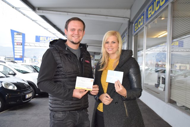 Geschäftsstellenleiterin Silke Stippich übergibt Gewinner Thomas Kugi die 500 Euro Wolfsberg-Gutscheine | Foto: Mörth