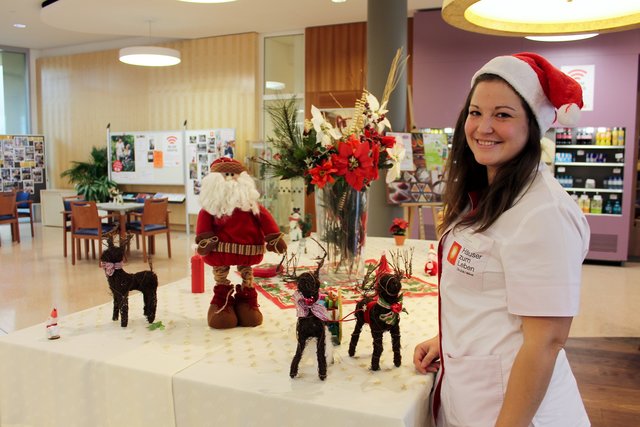 Pflegeassistentin Melanie Berthold verkleidet sich bei der Weihnachtsfeier immer als Christkind. Am 24.12. macht sie heuer Dienst bis 18 Uhr.