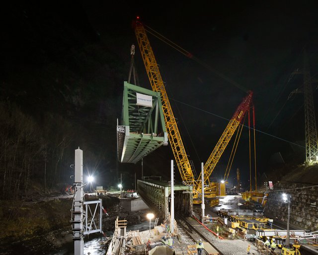 Ein 670 Tonnen schwerer Spezialkran hob das neue Tragwerk an seinem künftigen Standort ein. | Foto: ÖBB Deopito