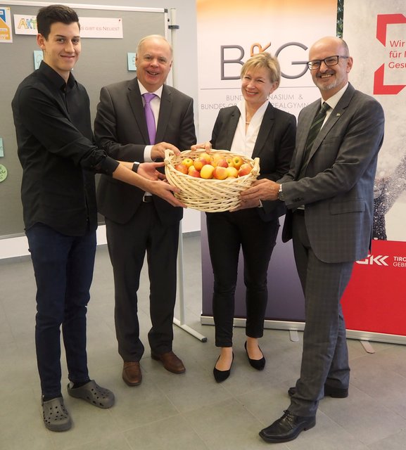 Schülervertreter Maximilian Pfluger, TGKK-Obmann Werner Salzburger, Schuldirektorin Brigitta Krimbacher und Elmar Schwarzenauer (BVA) beim Lokalaugenschein in der gesunden Schule BG/BORG St. Johann. | Foto: TGKK