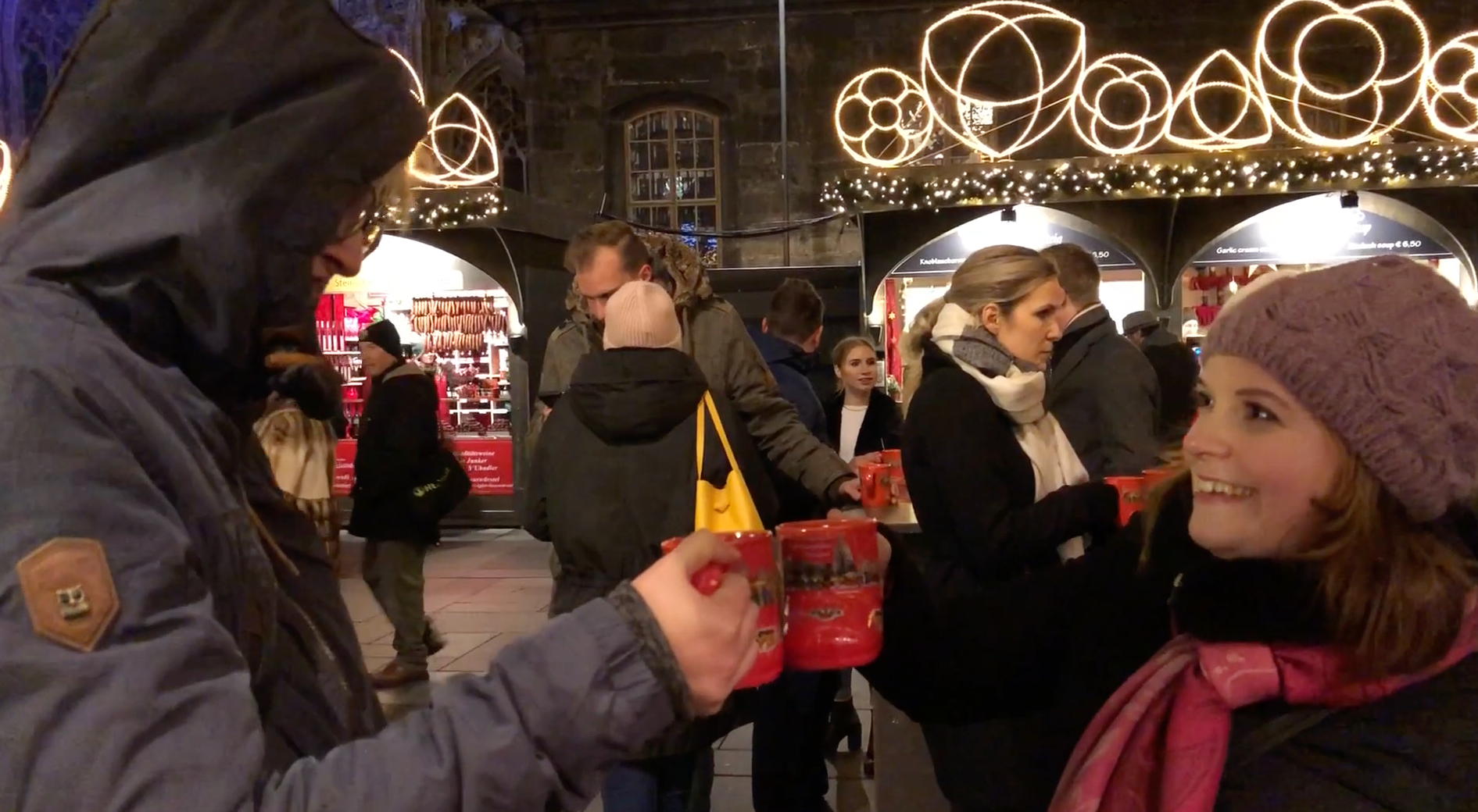 Wie schmecken Punsch und Glühwein am Weihnachtsmarkt am Stephansdom? Elisabeth und Yvonne machen den Test