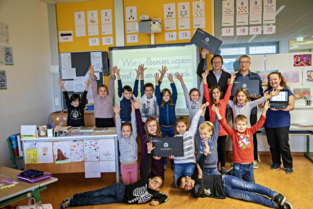 Die Kinder freuen sich über zehn neue Laptops. | Foto: Marktgemeindeamt Gallspach