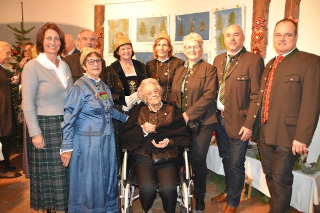 Kuss-Bergner, Blaschitz, Plieschnegger, Ganster, Mairitsch, Grebenjak, Klösch (hinten, v. li.); vorne: Sternig und das älteste Mitglied der Völkermarkter Bürgerfrauen Silvia Schubert