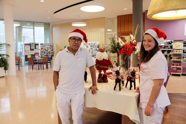 Die Pflegeassistenten Alfredo Bayot und Melanie Berthold haben auch heuer wieder Dienst am 24. Dezember. Er in der Nacht, sie während des Tages.