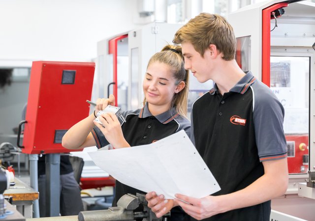 Mit einer Ausbildung bei STIWA haben Lehrlinge ausgezeichnete Karrieremöglichkeiten